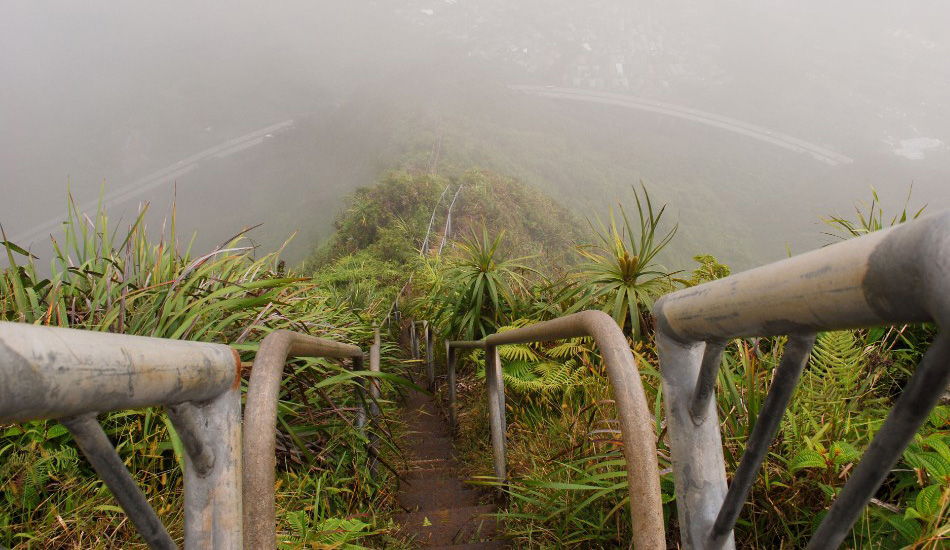 Лестница Хайку, Гавайи, США
Может ли лестница быть настолько страшной, что ее попросту закроют? Да, 3922 расшатанных ступеней, ведущих к вершине Кулау гавайского острова Оаху несут в себе настолько большие риски, что подниматься по ним в прямом смысле незаконно. До такой степени, что внизу есть охрана, которая не даст вам подняться. Эта лестница, названная «Лестницей в Небо» была построена солдатами ВМФ США в 1942 году для прокладки коммуникаций в годы Второй Мировой Войны. В послевоенное время этот маршрут облюбовали хайкеры, но к 1987 его пришлось закрыть из соображений безопасности.