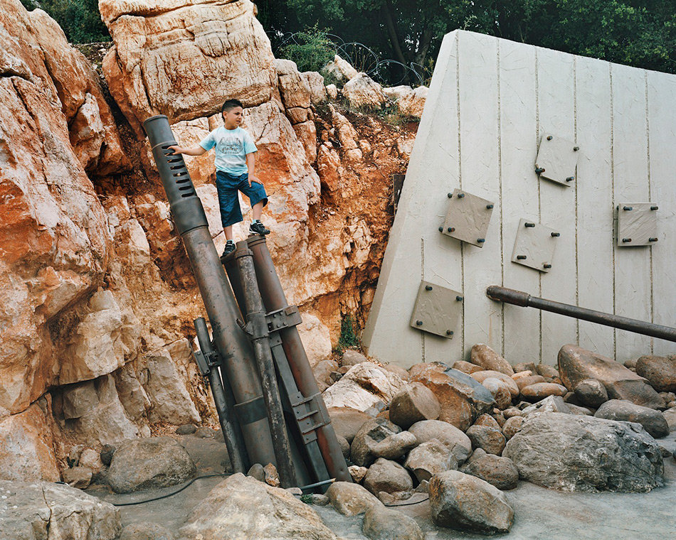 Музей сопротивления Хезболла, Ливан Эту экспозицию под открытым небом, более известную как Памятник сопротивлению или Музей сопротивления Хезболла, также называют «Хезболла-ленд» или «Музей джихада». Мемориал был создан в ливанском городе Млита исламской военной организацией Хезболла в память о боях с израильскими войсками, которые проходили на этой территории с 1982 по 2000 год. Туристов встречают гиды, приветствуя их на «территории противостояния, чистоты и джихада». Большинство объектов представляют из себя образцы вооружений, бункеры, тоннели и прочие военные объекты. Туристам повсюду тщательно доносится информация, что все военные действия Хезболла вела исключительно в оборонительных целях.