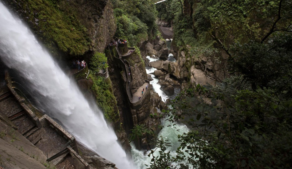 Водопад Пайлон дель Дьябло, Эквадор
Приятно знать, что лестница, примыкающая прямо к водопаду, была построена специально для того, чтобы можно было насладиться тропическими пейзажами. Но все же ее название, в переводе звучащее как «дьявольский котел» было выбрано неспроста, учитывая, что преодоление этих крутых ступеней наслаждением назвать едва ли получится. Из-за близости к водопаду вы едва ли сможете найти сухие и нескользкие ступени, как впрочем и металлические перила и ограждения.