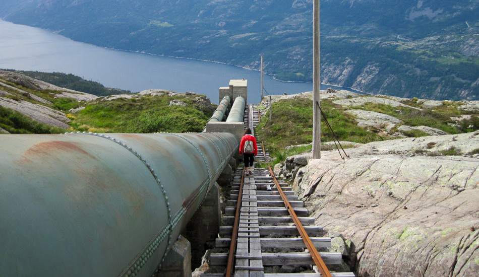Лестница Флорли, Норвегия
Гидроэлектростанция Флорли в Норвегии — отправная точка для крайне захватывающего хайкинг-маршрута вокруг Люсе-Фьорда, и местная лестница заставит вас нервничать по двум причинам. Во-первых, в ней 4444 ступеней, которые уходят вверх на более чем 800 метров, а во-вторых, это самая длинная в мире лестница, целиком и полностью сделанная из дерева. Так что стоит обращать особое внимание на каждый хруст и треск.