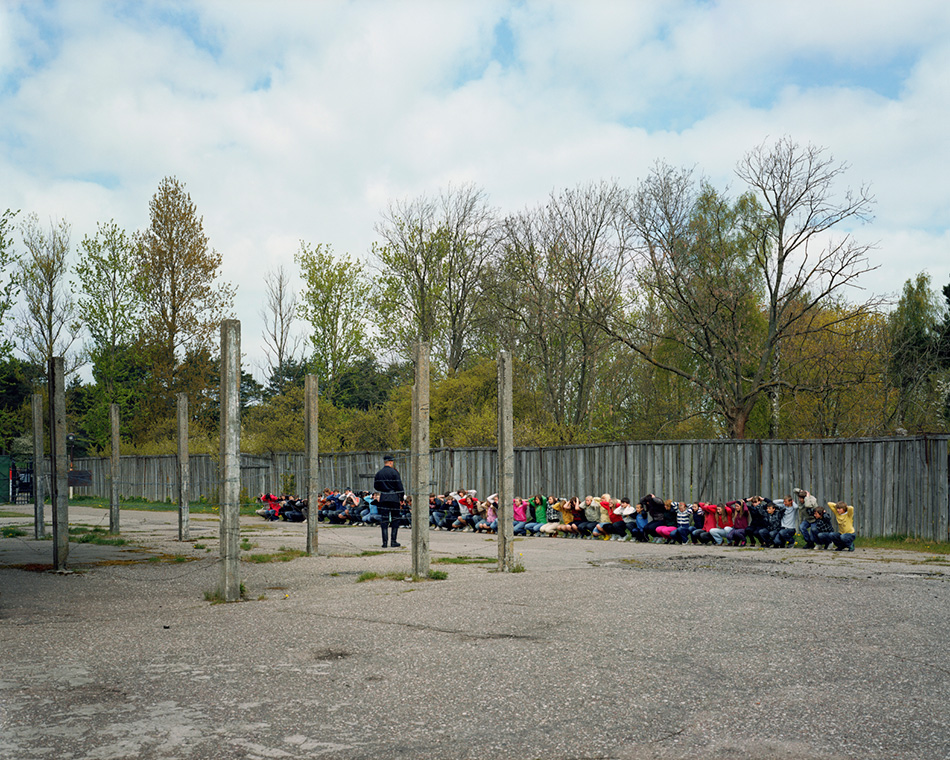 Военная тюрьма Karostas Cietums, Латвия Здание военной тюрьмы, или гауптвахты, Karostas Cietums почти не менялось с момента ее постройки в 1900 году. Мрачное место, где на протяжении столетия ломались человеческие судьбы, принимало последних заключенных в 1997 году. С тех пор царская тюрьма превратилась в настоящий туристический аттракцион, где спектр предлагаемых услуг варьируется от обычных экскурсий по аутентичным тюремным камерам до настоящих театрализованных представлений, участие в которых могут принять сами посетители. На сайте музея даже предлагается провести в тюрьме дни рождения, свадьбы, мальчишники, девичники и различные корпоративные мероприятия.