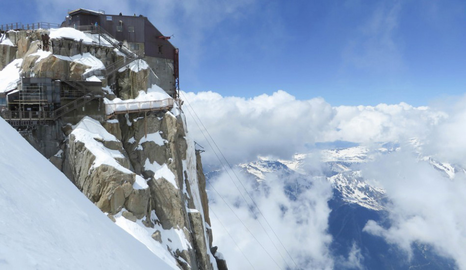 Обсерватория на вершине Монблана, Франция
Ступени этой лестницы удобные, прочные, имеют ограждения и не переполнены людьми. Единственное, что может заставить ваше сердце замереть во время подъема по этой лестнице — это ее расположение на самой высокой горной вершине в Альпах. Сильные ветры и низкие температуры иду в комплекте.
