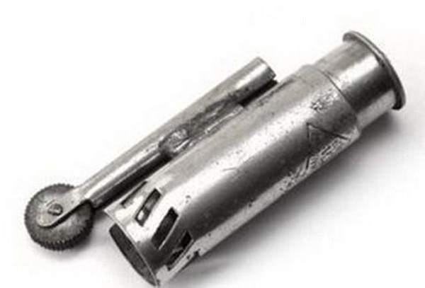 Зажигалка «Коминтерн», выпускаемая в 30-ые годы, стала копией одной из зажигалок IMCO. Дизайн модели полностью оставили без изменений.