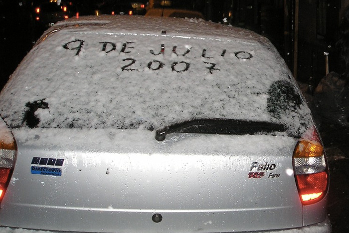 Буэнос-Айрес В столице Аргентины Буэнос-Айресе впервые за 90 лет в 2007 году выпал снег. Причиной аномалии стал холодный воздух, пришедший из Антарктики.