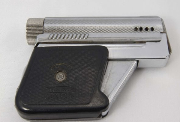 Выпущенная в 50-х годах зажигалка «Тбилиси» была сделана в виде пистолета. Милитаристское начало в то время ощущалось даже в детских игрушках, поэтому неудивительно, что зажигалка-пистолет была весьма популярным подарком для мужчины, независимо от его воинского звания. 