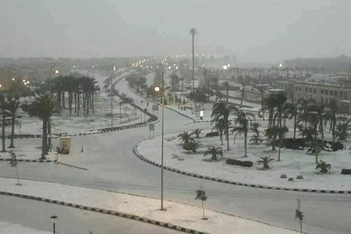 Египет В декабре 2013 года снегопад обрушился на Египет. С редкой для данных мест погодной аномалией столкнулись жители Каира и ряда других городов. До этого последний раз снег в Египте видели 122 года назад.