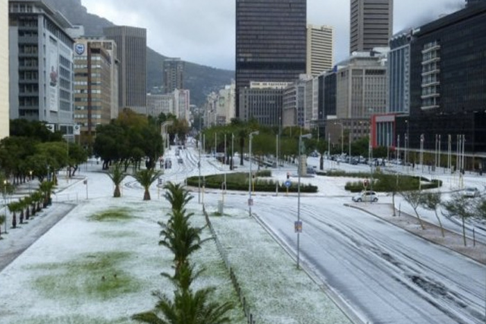 Кейптаун В июне 2013 года в Кейптауне было объявлено чрезвычайное положение. Причиной тому стал снегопад. Температура в городе опустилась ниже нулевой отметки.
