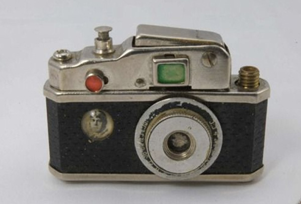 Карманная бензиновая зажигалка «Фото-молния». Вообще, зажигалки в виде фотоаппарата — популярная тема среди промышленных дизайнеров того времени. 
