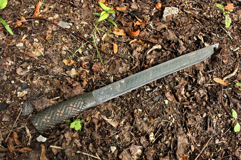 Скрамасакс (сакс) По сути, является коротким мечом древнегерманских народов, однако до полноценного клинка чуть-чуть не дотягивает. Этот нож, длиной редко превышавший 30 см, и толщиной около 5 мм прекрасно протыкал кольчуги и легкие кожаные доспехи. По легенде, именно в честь него были названы саксы.