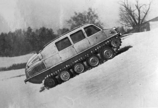Модель ГПИ-С-20 1947 год В 1947 году было создано множество проектов боевых и гражданских гусеничных машин. Страна нуждалась в подобной технике, поскольку на смену Второй мировой войне уже катилась война Холодная.  Модель ГПИ-С-20 могла успешно преодолевать рвы глубиной до полутора метров и развивала скорость в 50 км/ч. Плавать машина еще не умела.