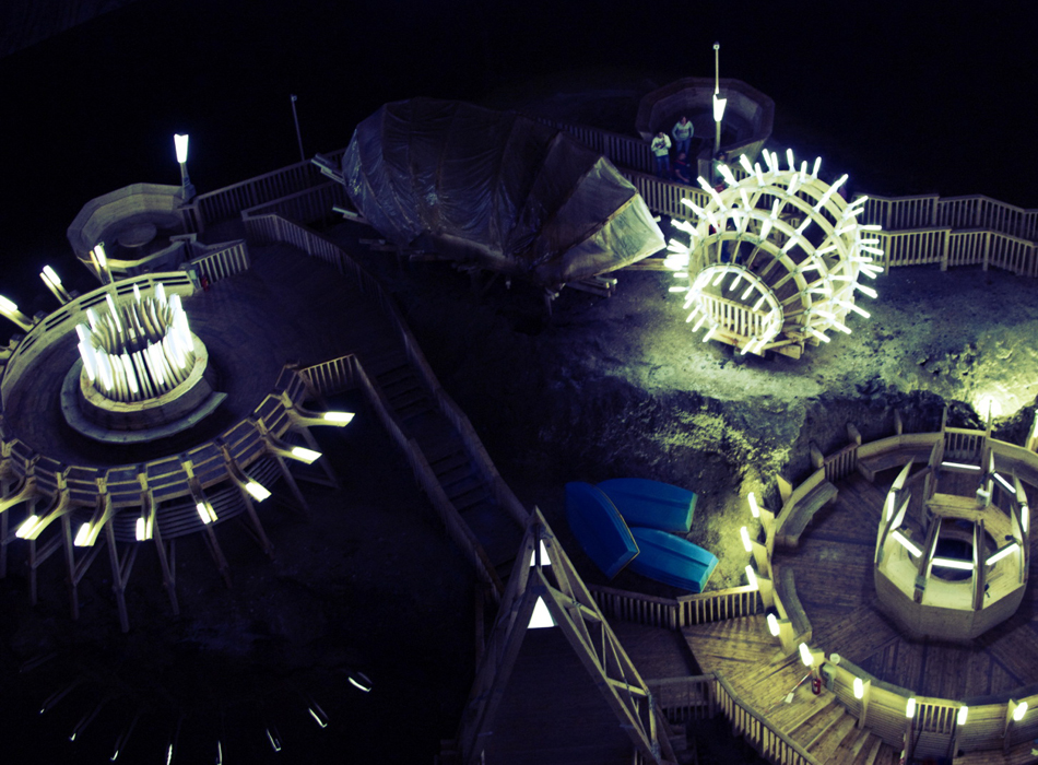 Подземный парк развлечений в шахте Салина Турда включает в себя множество аттракционов, боулинг-клуб, спа-салон, подземное озеро с лодками для водных прогулок и даже единственное в мире подземное колесо обозрения.  