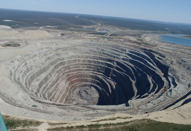 Удачный, Россия Месторождение алмазов на севере Якутии расположено в 20 километрах от северного полярного круга. С 1982 года оно отрабатывалось открытым способом, пока в 2014 году не заработал подземный рудник. Глубина карьера «Удачный» составляет 585 метров.