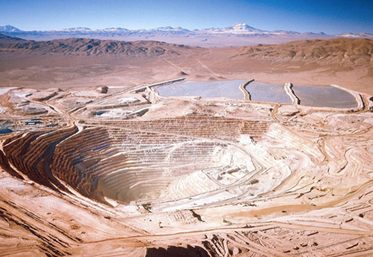 Эскондида, Чили  Открытый рудник находится на севере пустыни Атакама. Работы в нем начались в 1990 году. Рудник имеет два карьера. Глубина самого глубокого из них — 650 метров.