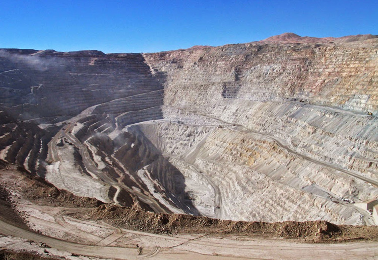 Чукикамата, Чили Это самый большой в мире открытый рудник, в котором ведется добыча медной руды. Месторождение разрабатывается с 1915 года. Карьер расположен в центральных Андах на высоте 2840 метров. Глубина карьера составляет 850 метров.