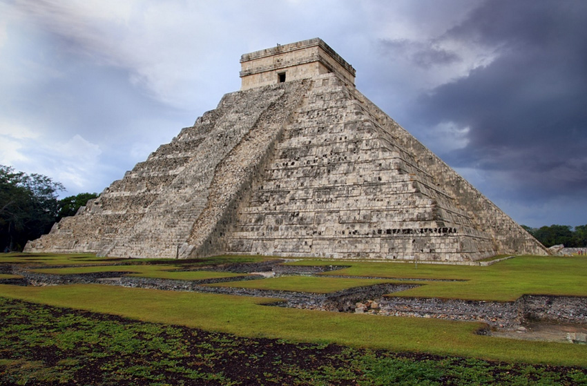 Кукулькана, Юкатан Город Чичен-Ица является одним из городов майя. Предположительно, он был основан в VII в.н.э. В нем сохранилось несколько крупных архитектурных памятников майя, включая храм Кукулькана. Он представляет собой 9-ступенчатую пирамиду высотой 24 метра. К вершине храма ведут четыре лестницы, каждая из которых состоит из 91 ступени. Окаймляет лестницы каменная балюстрада, начинающаяся внизу с головы змеи. В дни весеннего и осеннего равноден­ствий в определенное время дня балюстрада главной лестницы пирамиды освещается таким образом, что змея обретает тело, формирующееся из теней, и создается иллюзия, что она ползет.