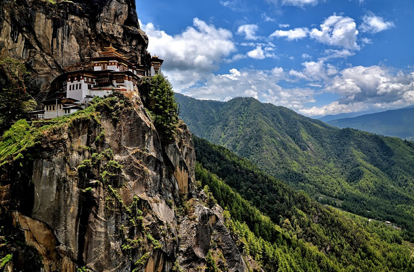  Такцанг-лакханг, Бутан Монастырь расположен на скале высотой 3120 м, на высоте 700 метрах над уровнем долины Паро. Сооружение было построено в 1692 году при правителе Гьялце Тензин Рабджи. Монастырь возвели вокруг пещеры Такцанг Сенге Самдуп, в которой медитировали еще с 6-7 века.  Строения комплекса включают четыре главных храма и жилые здания. Все они соединены лестницами, вырубленными в скале. В 1998 году в монастыре был крупный пожар. К 2005 году храм полностью был восстановлен.