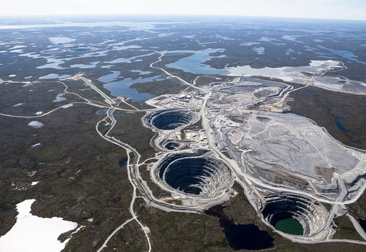 Экати, Канада Разработка карьера началась в 1998 году. В период между 1998 и 2009 годами из карьеров рудника было добыто 40 миллионов каратов алмазов. В настоящий момент разработка рудника ведется под землей. Точная глубина карьера неизвестна.