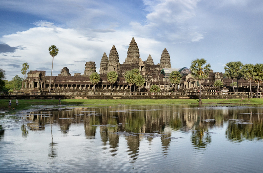  Ангкор-Ват, Камбоджа Гигантский индуистский храмовый комплекс долгое время оставался затерянным среди тропических лесов, пока в 1860 году о нем не поведал миру французский путешественник Анри Муо. Комплекс занимает площадь 200 га и представляет собой прямоугольную конструкцию размером 1500×1300 метров. Предположительно, храм был возведен в 7 веке. В 1992 году уникальный комплекс включили в список Всемирного наследия ЮНЕСКО.