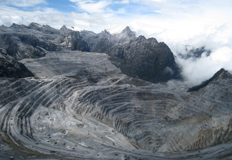 Грасберг, Индонезия Грасберг считается самым высоким карьером в мире, он расположен на высоте 4285 метров над уровнем моря. Разработка карьера началась в 1973 году. На данный момент карьер достиг глубины 480 метров. 