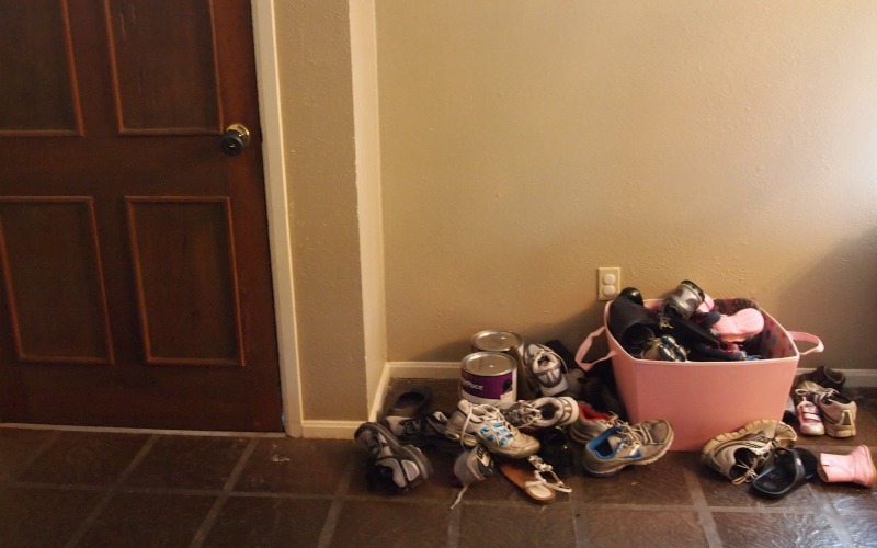 Оставляйте обувь снаружи<br />
На подошвах той же обуви, в которой вы весь день расхаживаете по улице, скапливается множество аллергенов. Пыльца, частицы плесени и грязь – все это вы собственноручно (или собственноножно?) заносите в свой дом. Купите коврик, о который вы будете вытирать ноги, прежде чем заходить домой или оставляйте обувь у входной двери снаружи.