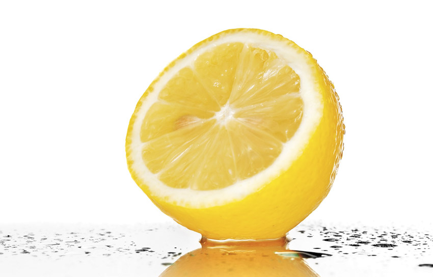 Очистители ржавчины 
Пятна ржавчины можно удалить и подручными средствами. Одним из таких является лимонный сок. Лимон разрезают пополам, выжимают на пятно сок и оставляют примерно на 10 минут. Застарелые пятна, которым по меньшей мере уже несколько недель, а то и месяцев, эффективнее и быстрее удалят специальные химические растворители ржавчины.
