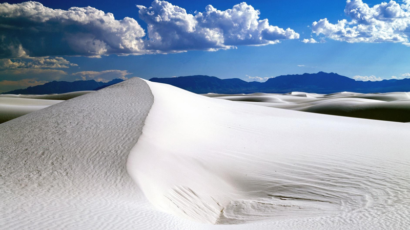 Белые пески Нью-Мексико Белые пески являются крупнейшей в мире гипсовой пустыней. Эти пятьсот квадратных километров ослепительно белого пространства выглядят так, будто вы оказались в Антарктиде - только раскаленной безжалостным солнцем. Именно здесь проводились первые испытания американской ядерной бомбы, но сейчас зона уже вполне реактивирована. Тем не менее, попасть сюда будет сложновато: парк открыт всего два раза в год - в первую субботу апреля и в первую - октября.