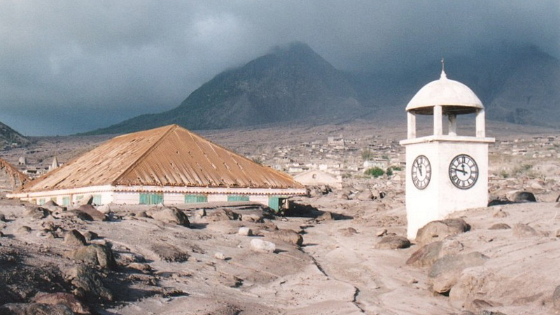Изумрудный остров Монтсеррат Карибский бассейн Местный вулкан Суфриера проснулся в 1995 году - и похоронил своим извержением две трети этого крошечного островка. Заблаговременно предупрежденные люди сумели спастись, а затем начали устраивать экскурсии по зоне поражения. Пряничный холм, расположенный на северном побережье, является главной достопримечательностью острова: отсюда хорошо видны и столица, и местный разрушенный аэропорт.