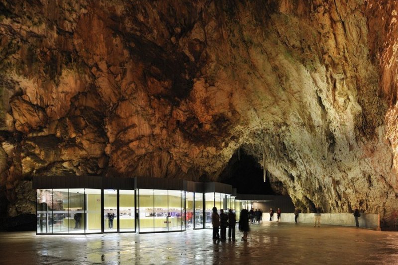 Пещера Постойна яма, Словения Возраст Постойны, одной из самых крупных пещер, сформировавшихся в известняковых породах, составляет не меньше 70 миллионов лет. В раскинувшемся почти на 20 километров подземелье можно запросто заблудиться, и если вы твердо решили исследовать эту пещеру, заранее напишите весточку вашим близким о том, где вас искать. Оставить послание можно прямо не выходя из пещеры: внутри нее работает единственное в своем роде почтовое отделение.
