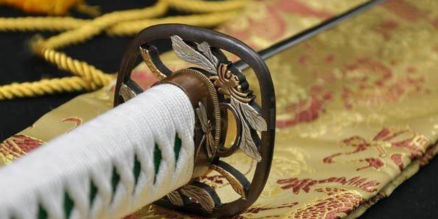 Катана
Катана была основным оружием каждого ниндзя. Меч делался из нескольких слоев стали, которые опытный оружейник складывал несколько раз. Катана воинов тени отличалась от самурайской — та была длиннее почти на 20 сантиметров.