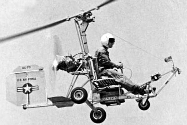 Х-25. 1955 год
Одноместный вертолет, также известный как Бенсен-8, был разработан русским эмигрантом Игорем Бенсеном. Изначально, созданный им автожир не предназначался для военных целей, а широкую известность получил благодаря тому, что безмоторным летательным аппаратом можно было пользоваться без получения лицензии пилота. К тому же, это было простой и дешевый способ самостоятельно обучиться пилотированию. ВВС США приспособили автожир под свои нужды для спасения сбитых летчиков. Впрочем, хотя программа по использованию Х-25 была начата в 1955 году, состоялось только два испытательных полета, затем проект прикрыли.