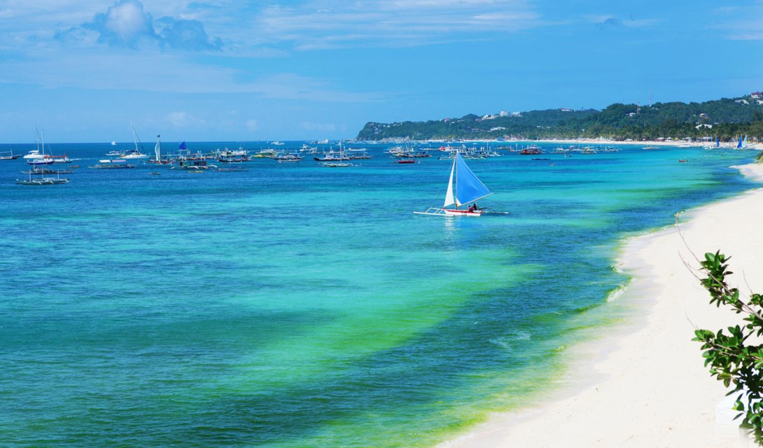 White Beach и пляж Yapak — два наиболее посещаемых места на всех Филиппинах. Но, если поискать хорошо, побережье Боракай может порадовать и более уединенными бухтами.