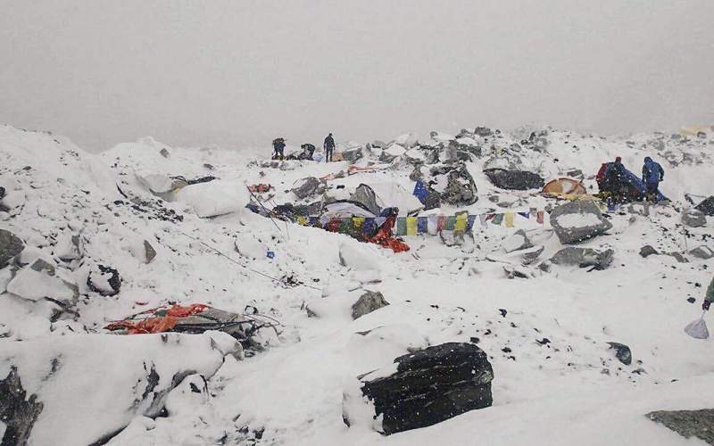 Эверест
Месторасположение: Непал, Китай. Гималаи
Высота: 8 848 м
Эверест – это современная Голгофа. Каждый, кто наберется смелости и решит забраться на дышащую могильным холодом гору, знает – шанс вернуться может и не выпасть. Об этом непременно напомнят тела тех, кому уже не суждено спуститься. Из более чем 7 тысяч поднявшихся на Эверест официально считаются погибшими около 250 человек. В процентном соотношении эта цифра не так велика, но статистика перестает успокаивать и оборачивается кошмаром наяву тогда, когда поднимаешься и видишь тела тех, кто тоже верил в свою неуязвимость.