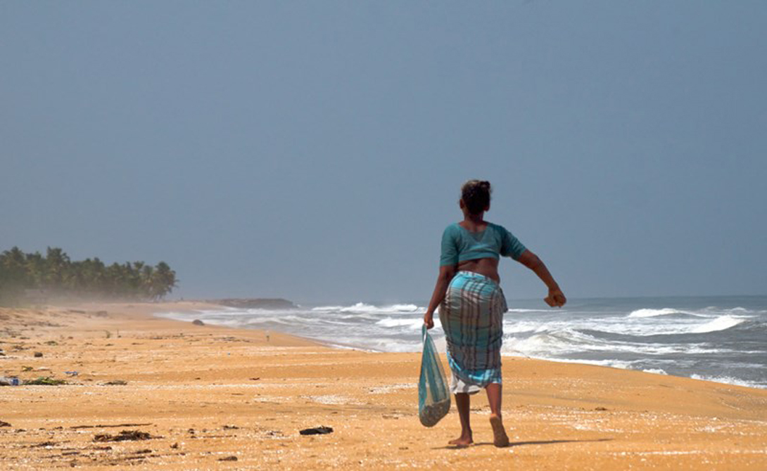 Керала
Индия
Высокое содержание тория в окружающих Кералу песках стало причиной высокого уровня радиационного фона для целого штата. Ученые говорят, что непосредственной опасности для местного населения нет — по крайней мере, нет доказательств непосредственного облучения. Тем не менее радиация здесь в целых 30 раз превышает средний показатель в мире.