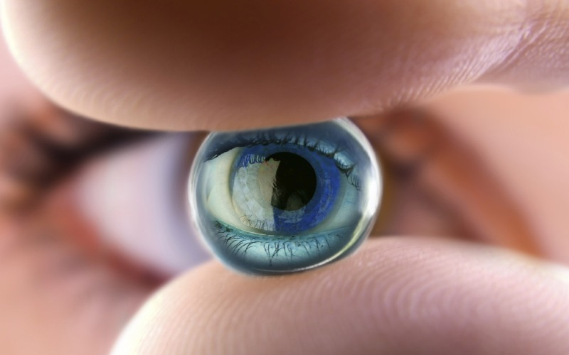 ЗрениеСам хрусталик и клетки мозга, ответственные за обработку зрительной информации, имеют тот же возраст, что и человек. Регенерируются и обновляются лишь клетки роговицы глаза. При этом полное обновление роговицы происходит довольно-таки быстро – весь цикл занимает 7-10 дней.