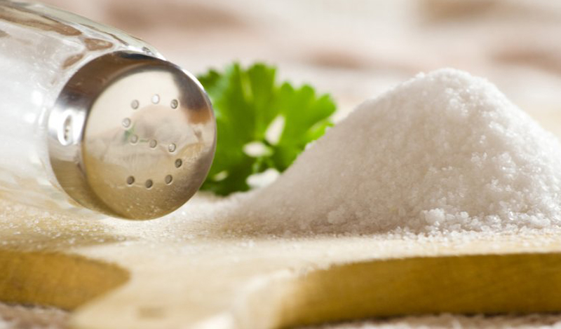 Едим много соли: что происходит с телом