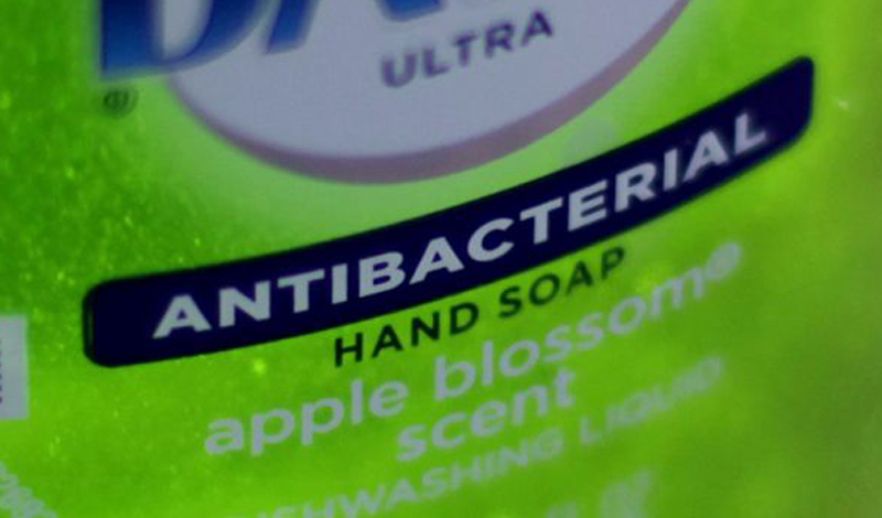 Антибактериальное мыло Антибактериальное мыло не более эффективно в убийстве бактерий, чем обычное. А вот триклозан, активный ингредиент антибактериальных моющих средств, может вам даже навредить. Ученые уже доказали: регулярное использование антибактериального мыла приводит к тому, что организм повышает устойчивость к антибиотикам.