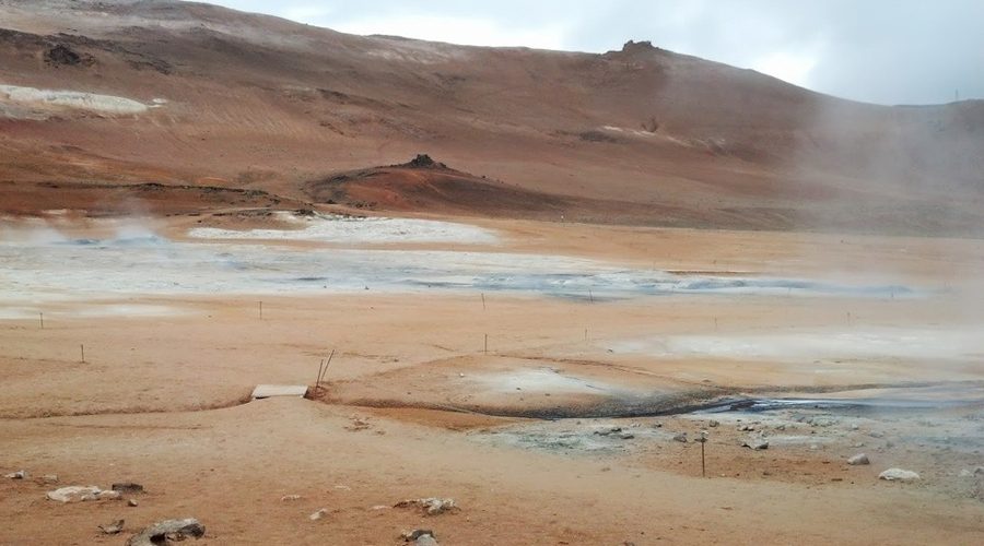 Námaskarð Исландия Если вы когда-либо мечтали гулять по бесплодным пустыням Марса — отправляйтесь к северной части Исландии. Здесь расположено настоящее геотермальное чудо: черные от серной грязи реки прорезают ландшафт, радующий глаз красочными минералами.
