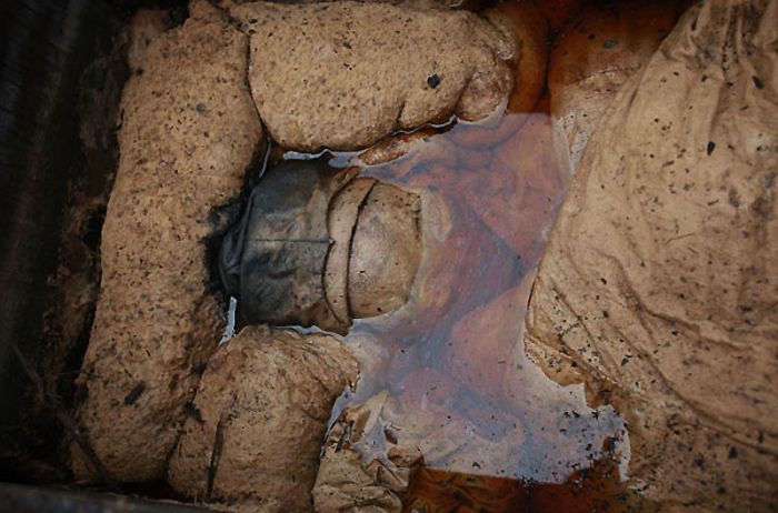 Рабочие нашли под землей странную коробку возрастом несколько тысяч лет