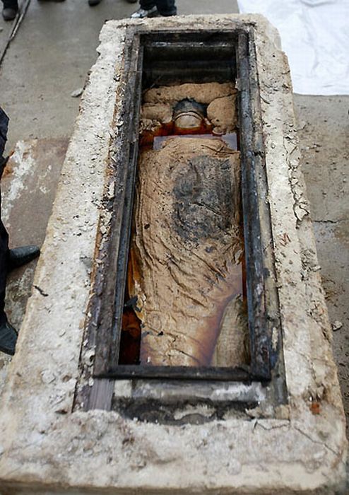Рабочие в Китае нашли под землей саркофаг возрастом несколько тысяч лет