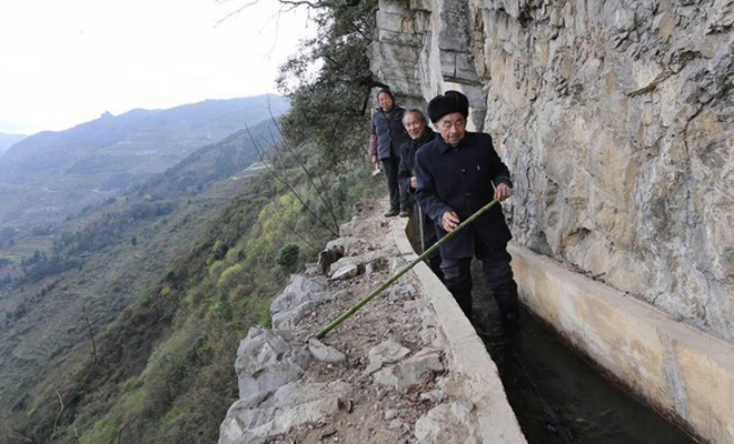 Китаец в одиночку 36 лет рыл канал на отвесном склоне горы, чтобы обеспечить свою деревню водой