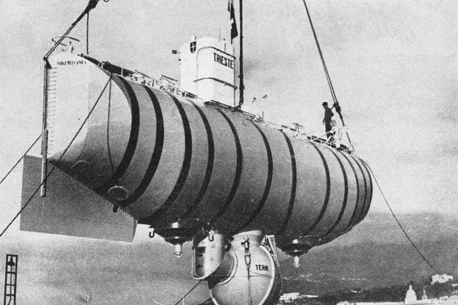 Погружение «Триеста»<br />
Одна из первых попыток человека раскрыть тайну Марианского желоба была предпринята в 1960 году. Созданный в лабораториях NASA батискаф «Триест» погрузился на глубину 10915 метров. Ученые на борту исследовательского судна «Гломар Челленджер» начали получать странную аудиоинформацию: казалось, что кто-то пилит металл. Камера же фиксировала необычные тени, скопившиеся вокруг батискафа. Целых восемь часов поднимался на поверхность «Триест», а при обследовании обшивки три из четырех камер оказались разбиты, а подъемные тросы перепилены наполовину. Кто это мог сделать — неясно до сих пор.