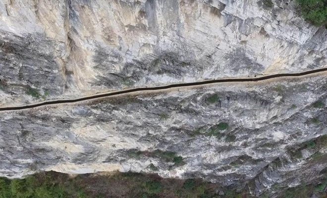 Китаец в одиночку 36 лет рыл канал на отвесном склоне горы, чтобы обеспечить свою деревню водой