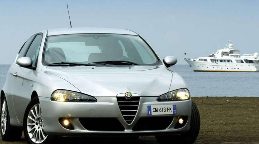 Alfa Romeo 147
Еще одна ловушка для любителей б/у автомобилей. Когда-то на заре 90-х водить купе Alfa Romeo по городу было престижно. Сейчас на старичка из прошлого прочие обитатели дорог косятся с некоторым презрением: по статистике у Alfa Romeo целых 29%. 