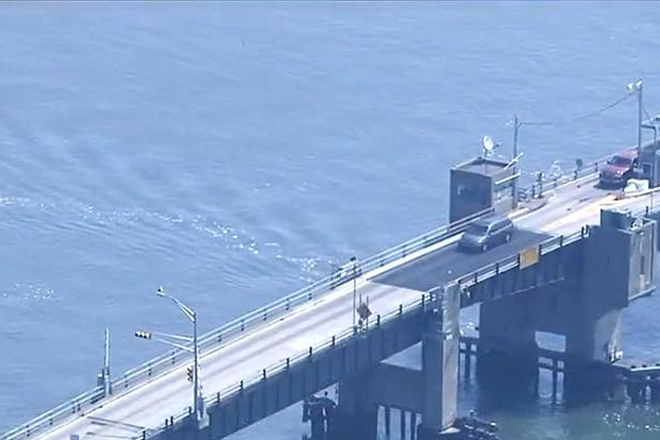 Американец разогнался, когда мост уже разводили: видео