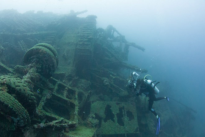 Подводное кладбище техники: американцы выбросили тысячи танков по воду
