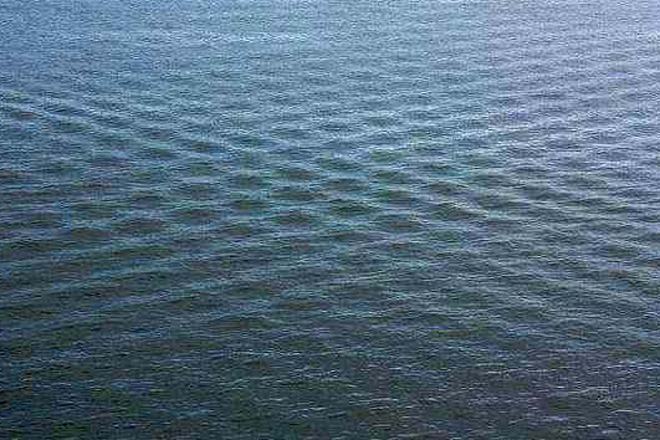 На воде появились странные квадратные волны: они едва не стоили жизни оператору в лодке