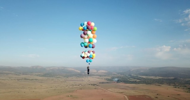 Новый Винни-Пух: Путешественник поднялся над Африкой на воздушных шариках