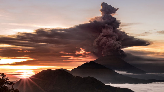Катастрофа Бали: извержение огромного вулкана поставило под угрозу сказочный остров