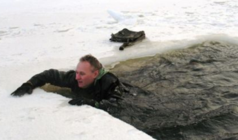 Как выбраться из полыньи по тонкому льду