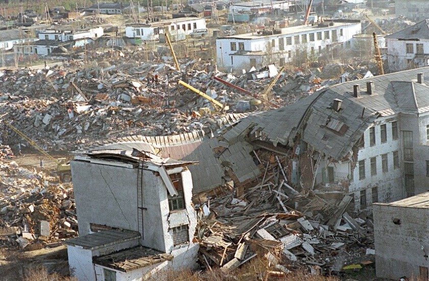 Нефтегорск
Ужасное землятресение 28 мая 1995 года буквально стерло Нефтегорск с лица Земли. 9-бальные толчки превратили десятки домов в руины, погибло 2040 человек. Сейчас здесь стоит лишь мрачный мемориальный знак.
